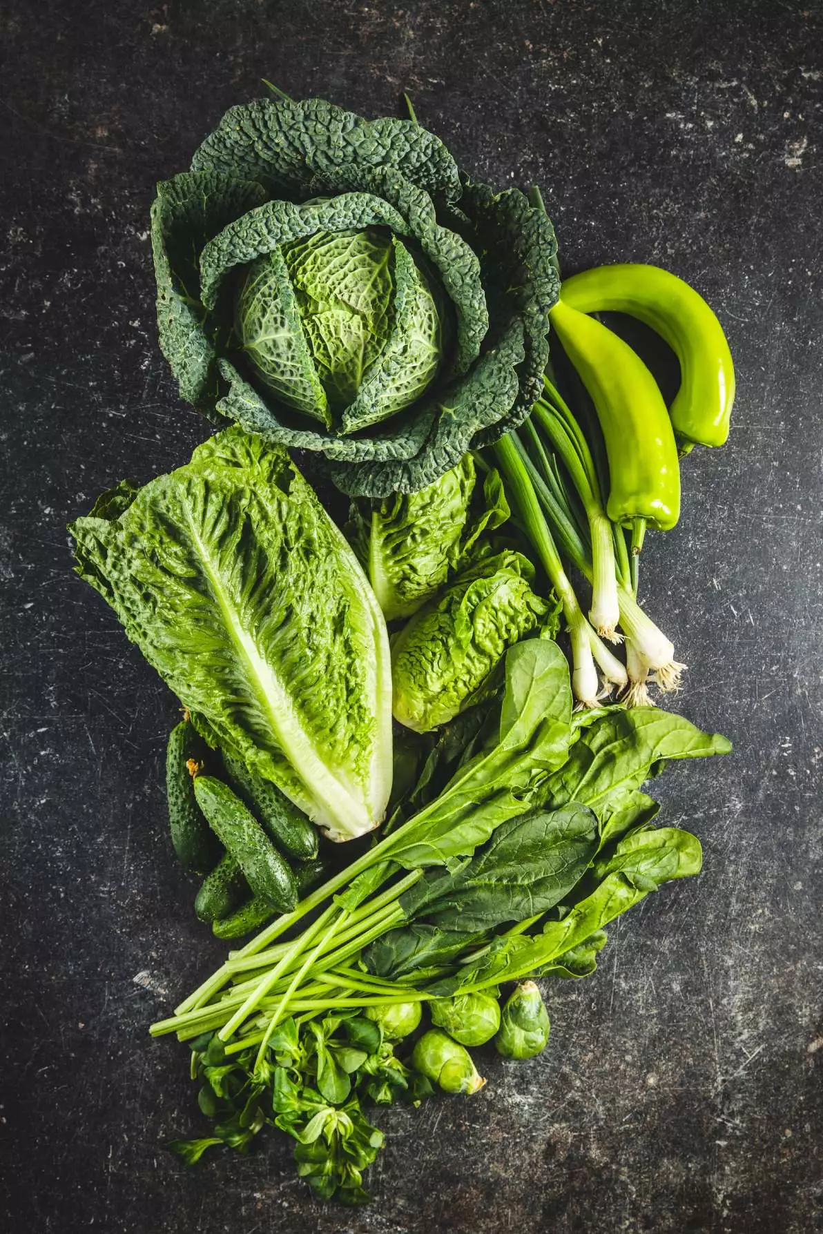 Une panoplie de légumes verts et de légumes à feuilles vertes, riches en vitamine B9.