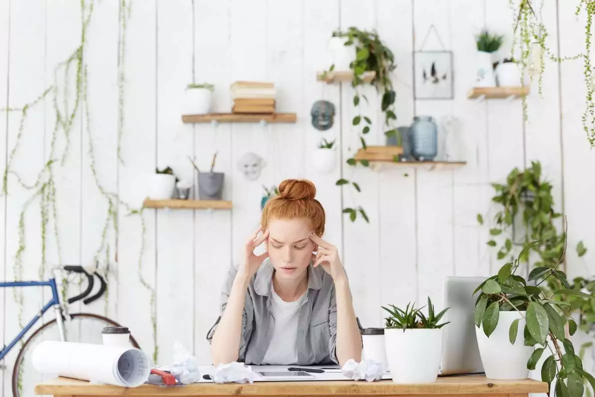 Une jeune femme a des troubles de la concentration à cause d’une carence en vitamines.