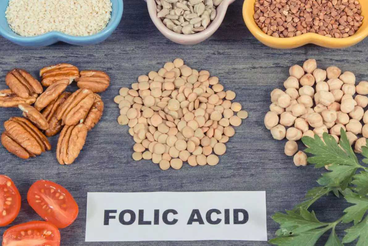 Des aliments riches en acide folique sont posés sur une table.