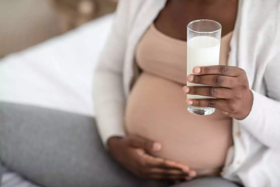 Une femme enceinte contribue à ces apports en calcium en buvant du lait.