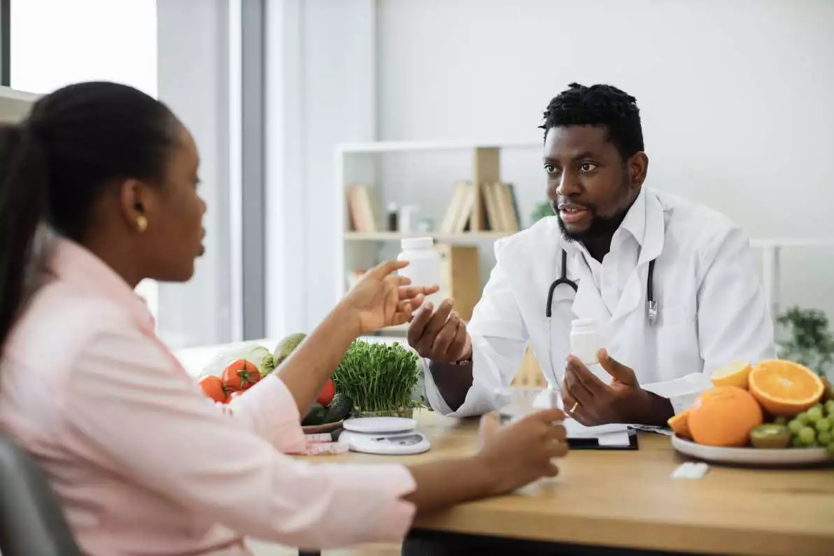 Un professionnel de santé parle à une patiente sur l’intérêt de prendre de l’acide folinique.