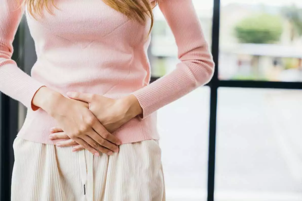 Femme qui a mal au ventre à cause de ses menstruations.