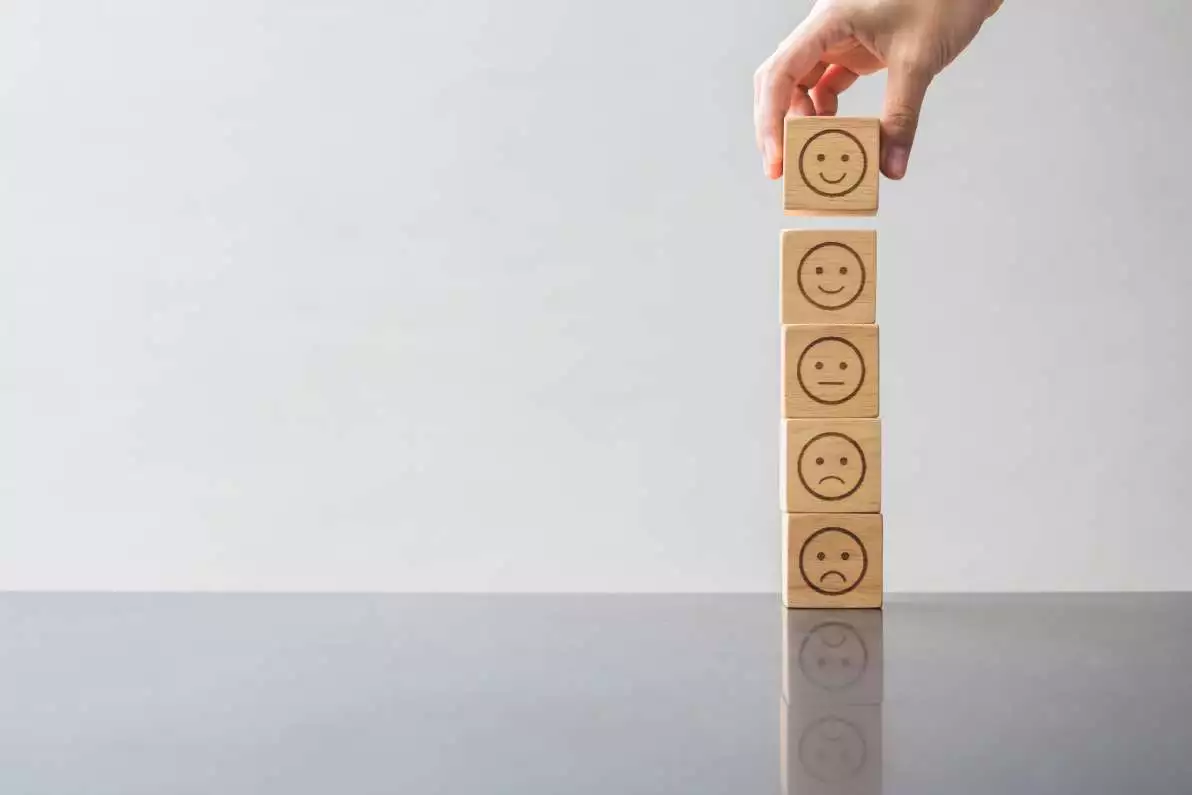 Emotions dessinées sur des blocs de bois empilés