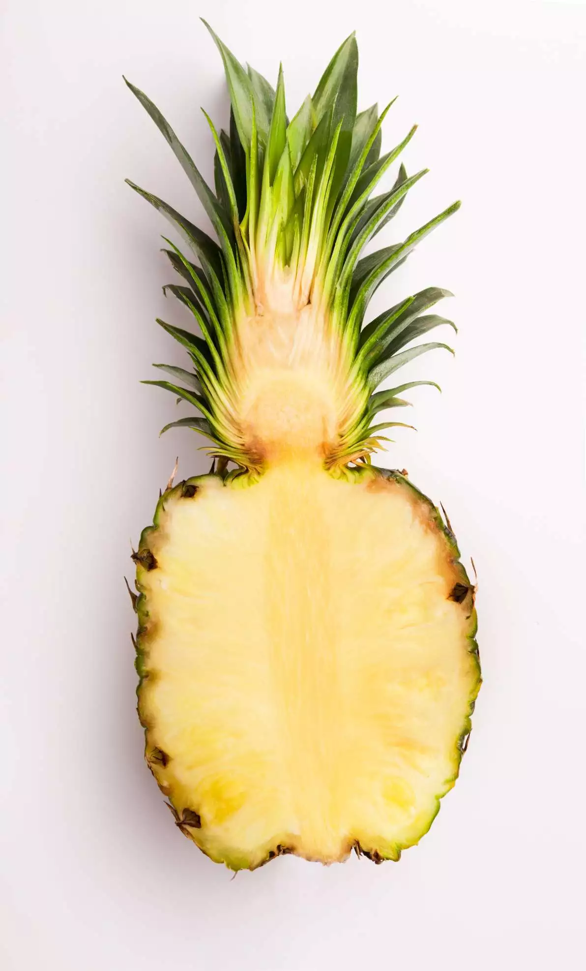 La moitié d’un ananas vue du dessus, où l’on peut apercevoir son cœur.