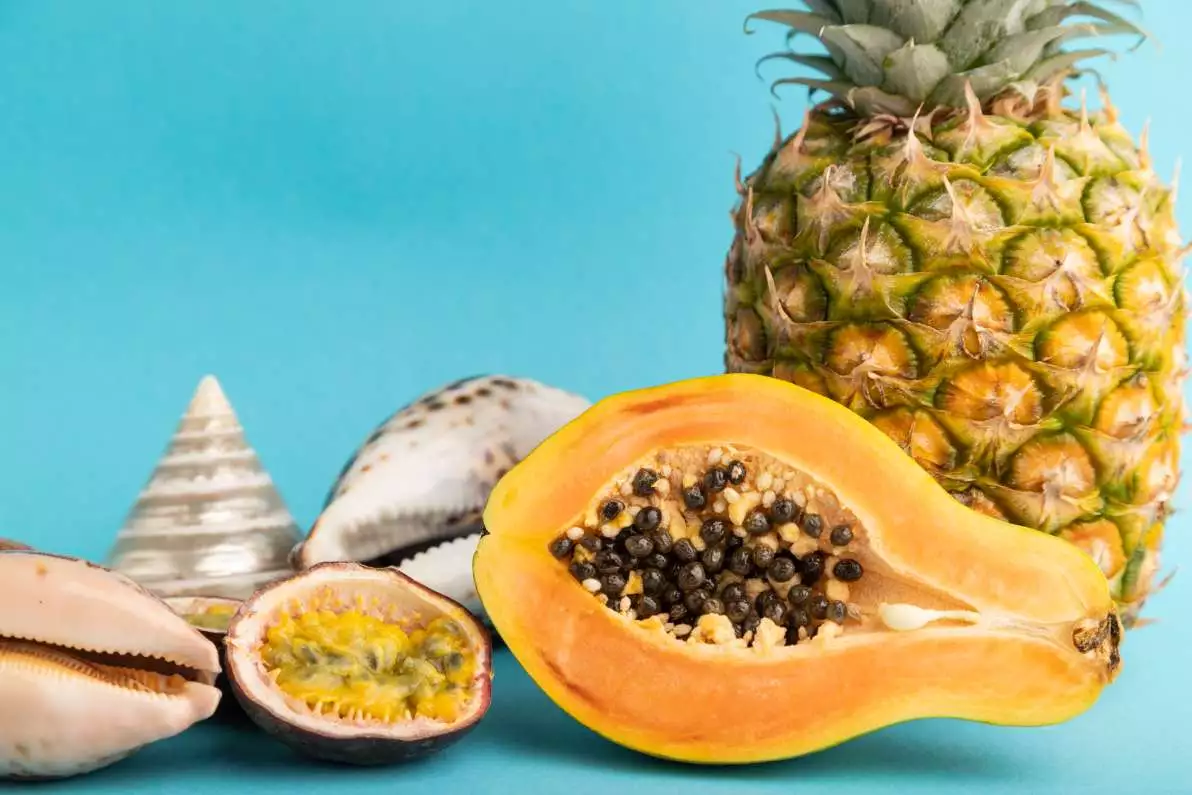 Des fruits exotiques sont représentés, comme la papaye et l’ananas.