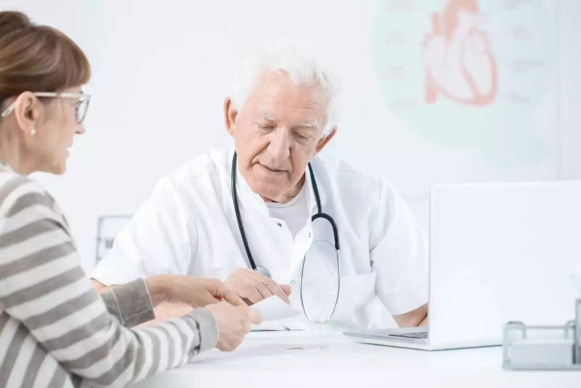 Médecin avec un patient