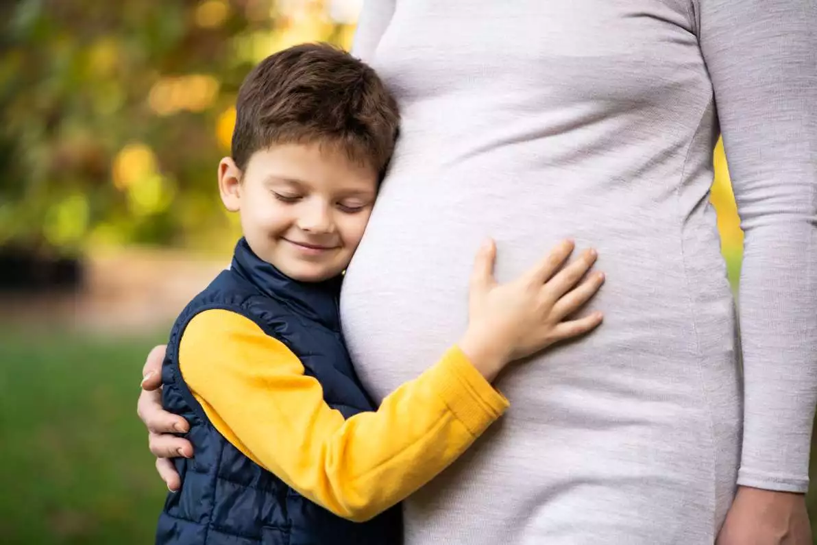 Femme enceinte et son enfant