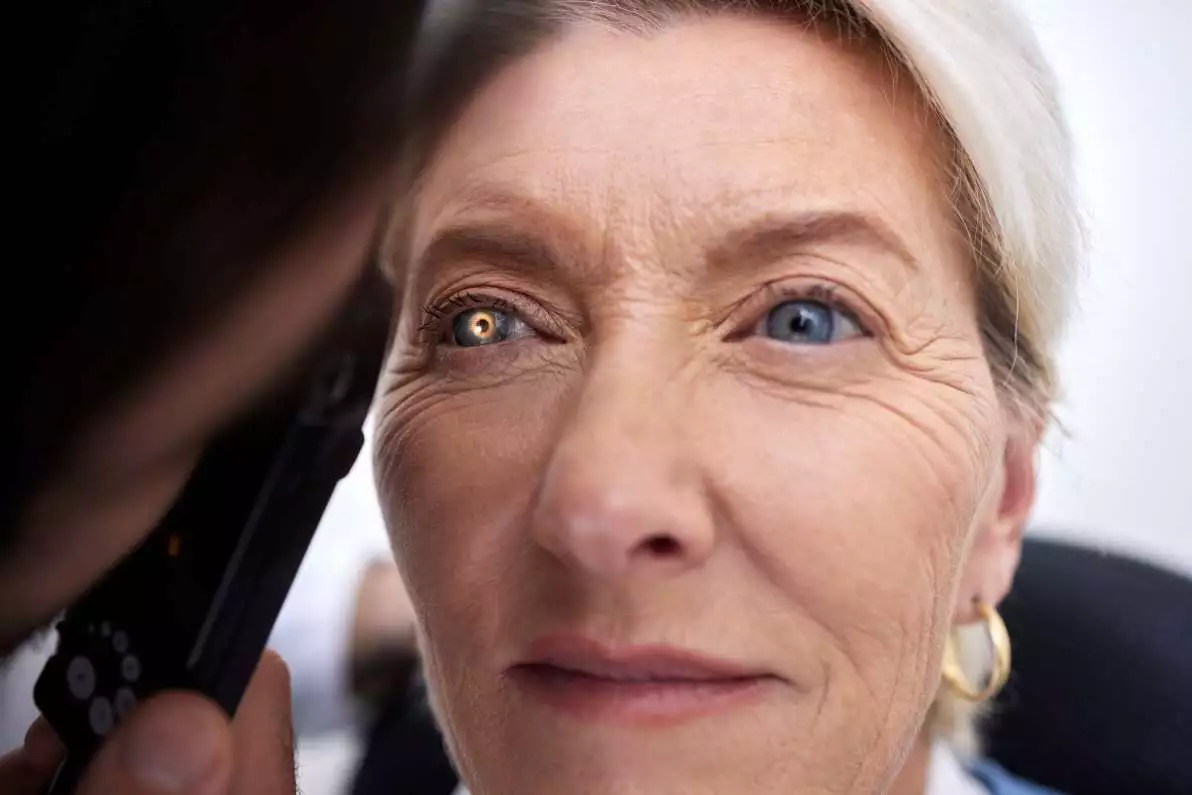 Femme réalisant un examen des yeux