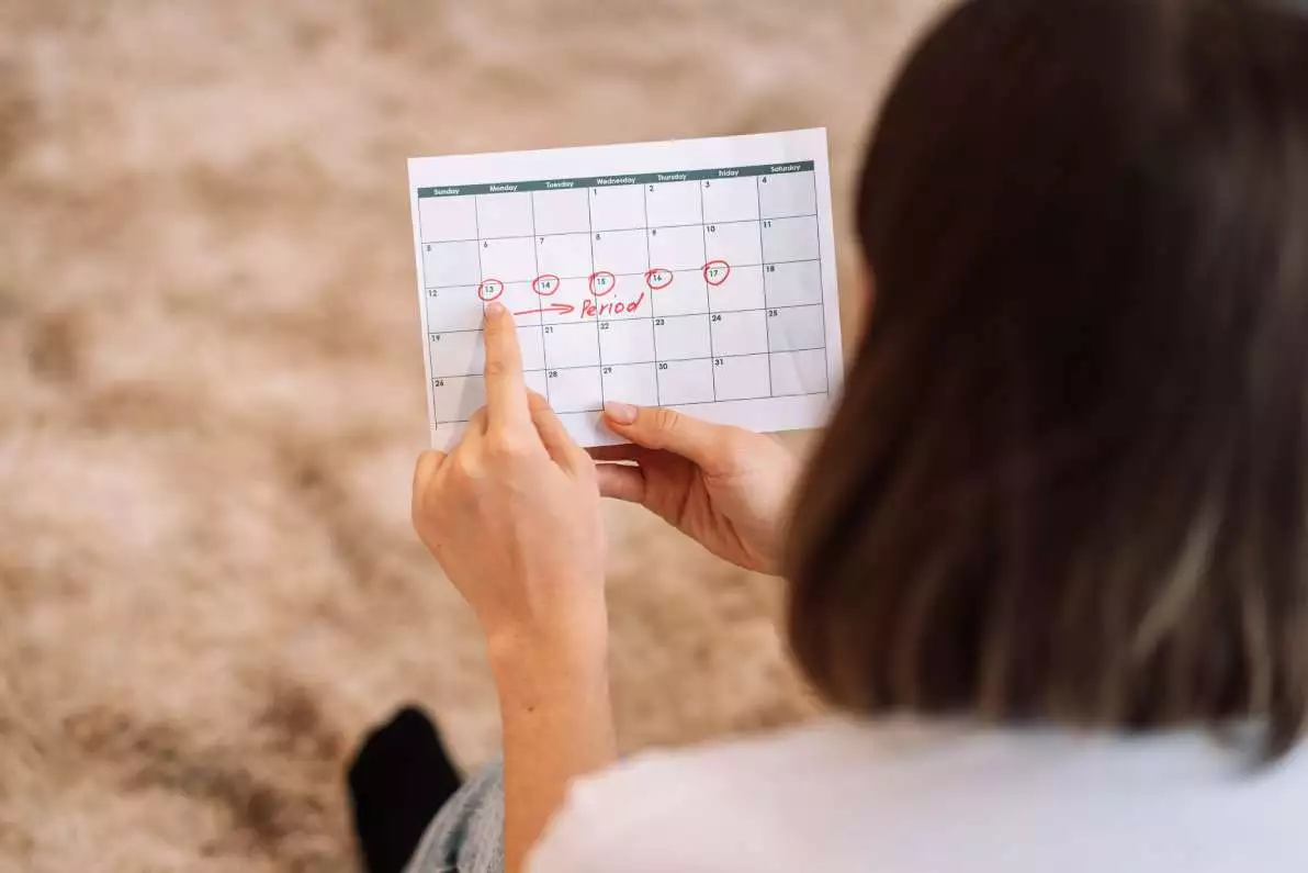 Femme consultant son calendrier menstruel