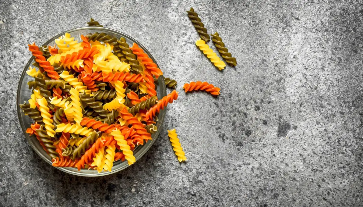 Pâtes aux légumes colorées dans un bol sur un plan de travail