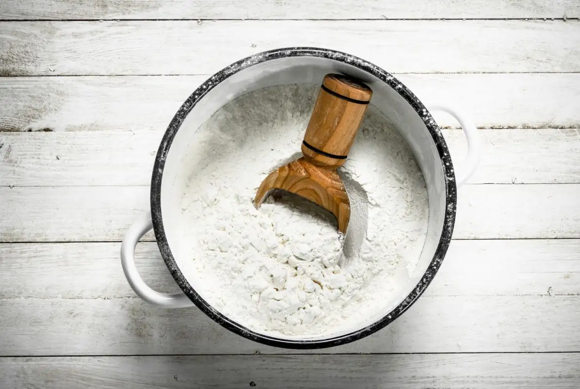 Farine de konjac dans une casserole avec une cuillère en bois