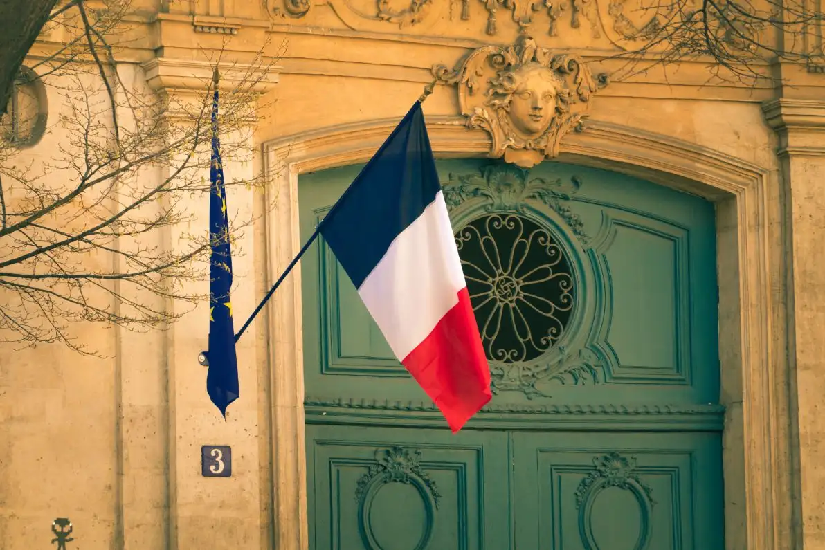 Drapeau français accroché à l'extérieur d'un bâtiment