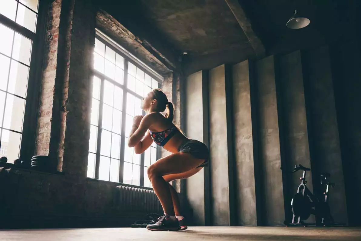 Femme réalisant des squats