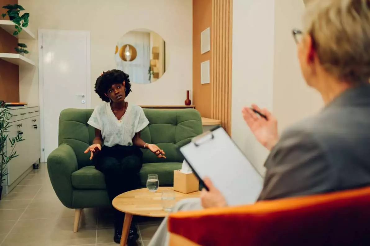 Une dame lors d’une séance avec un professionnel de santé