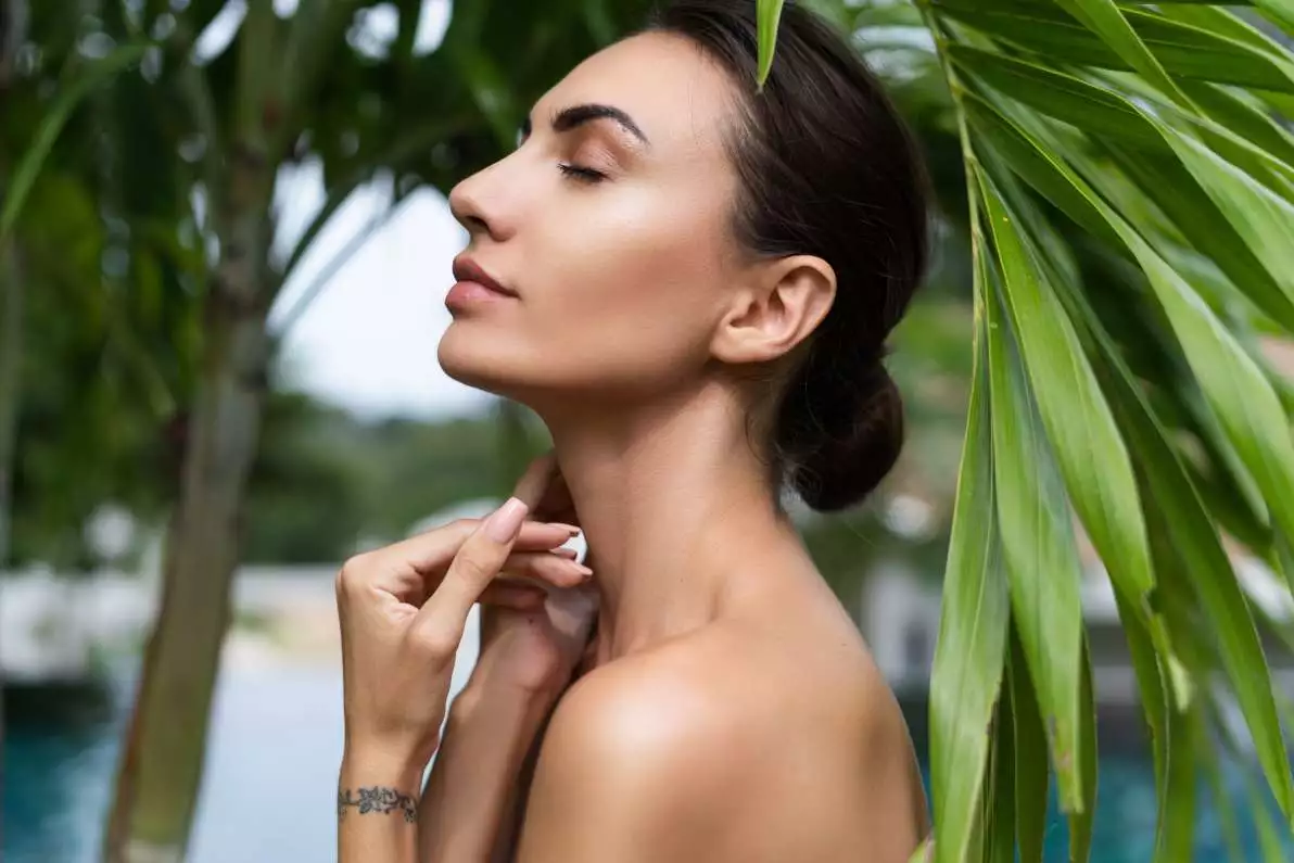 Portrait d’une femme à la peau lisse et éclatante