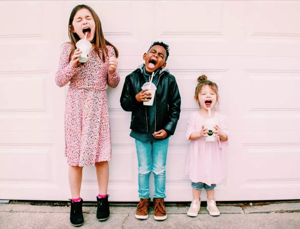 Des enfants se réjouissent d’une glace, ce qui entraîne leur bonne humeur