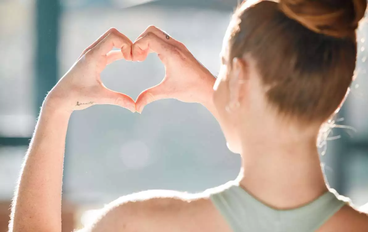 Un coeur entre les mains d’une femme, synonyme de bien-être