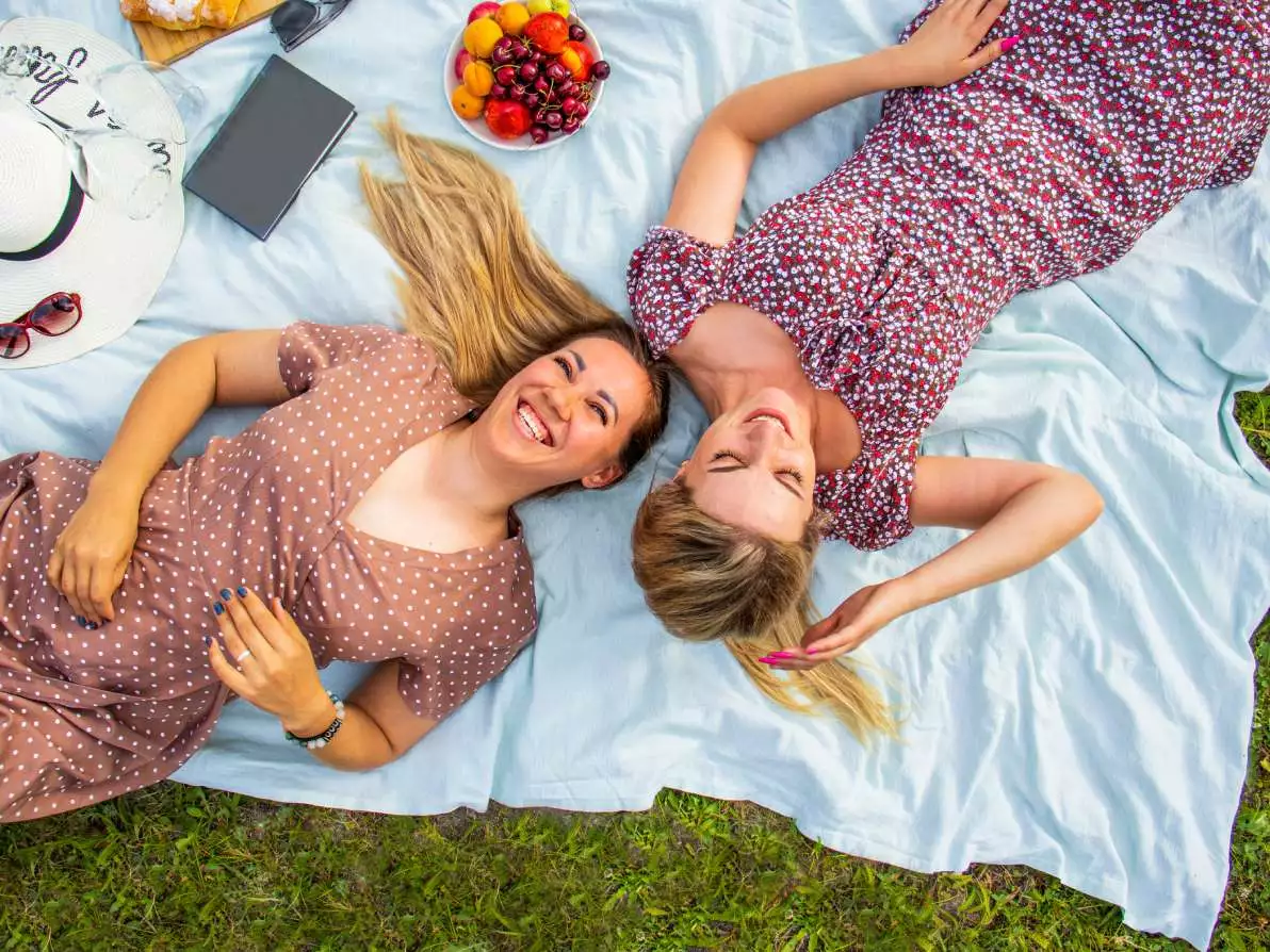 Deux amies remplies de bonne humeur lors d’un pique-nique estival