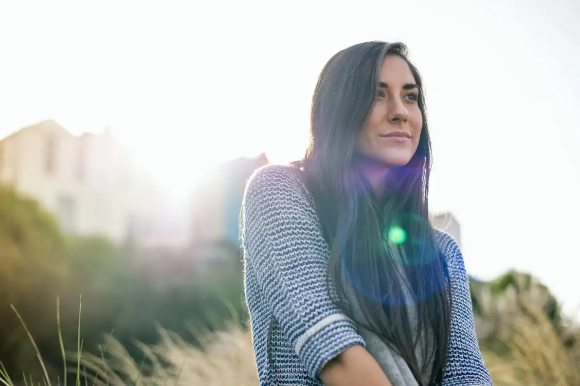 Jeune femme aux longs cheveux bruns au soleil