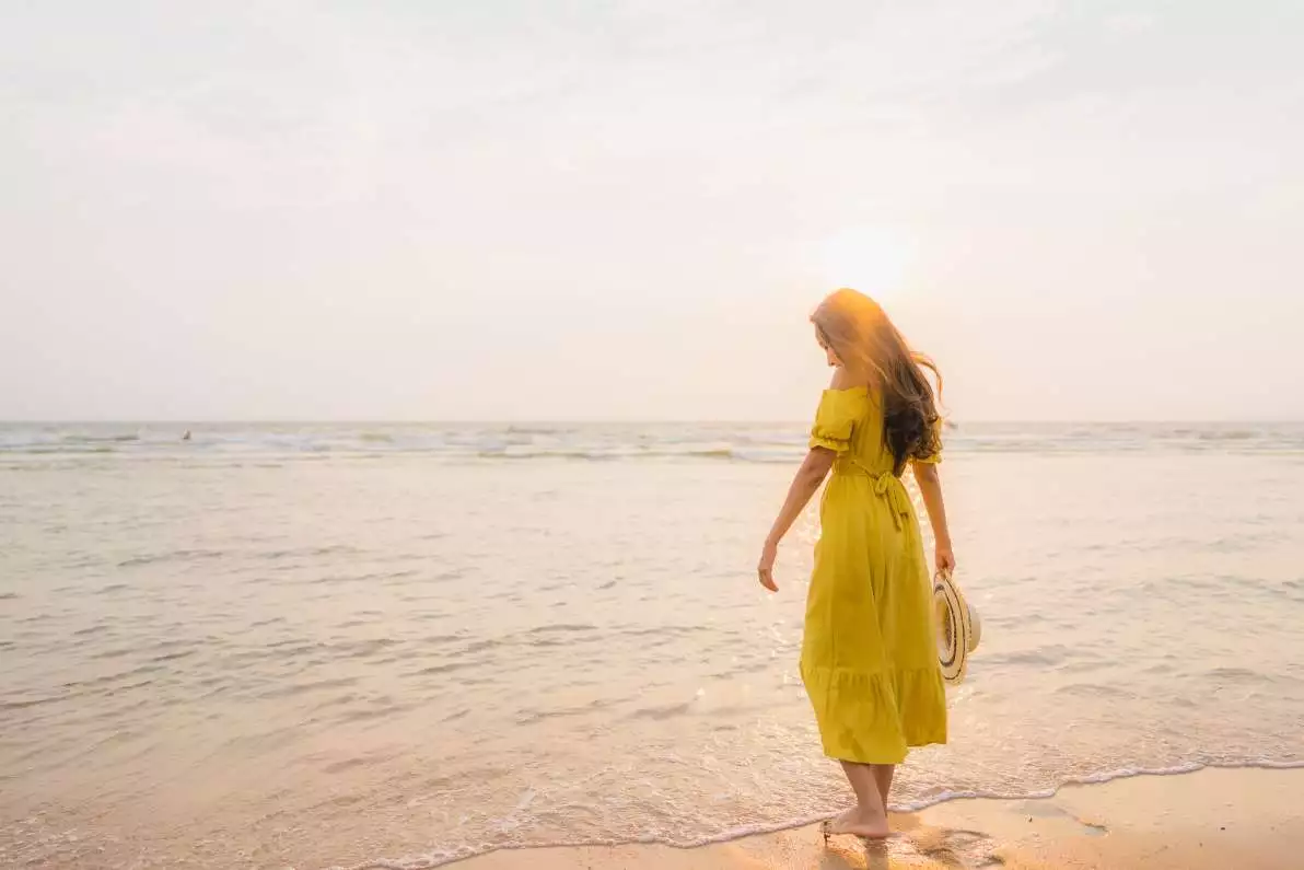 Femme marchant devant la mer