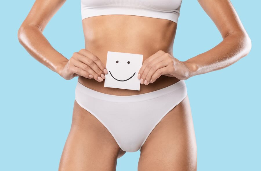 femme avec smiley souriant sur le ventre