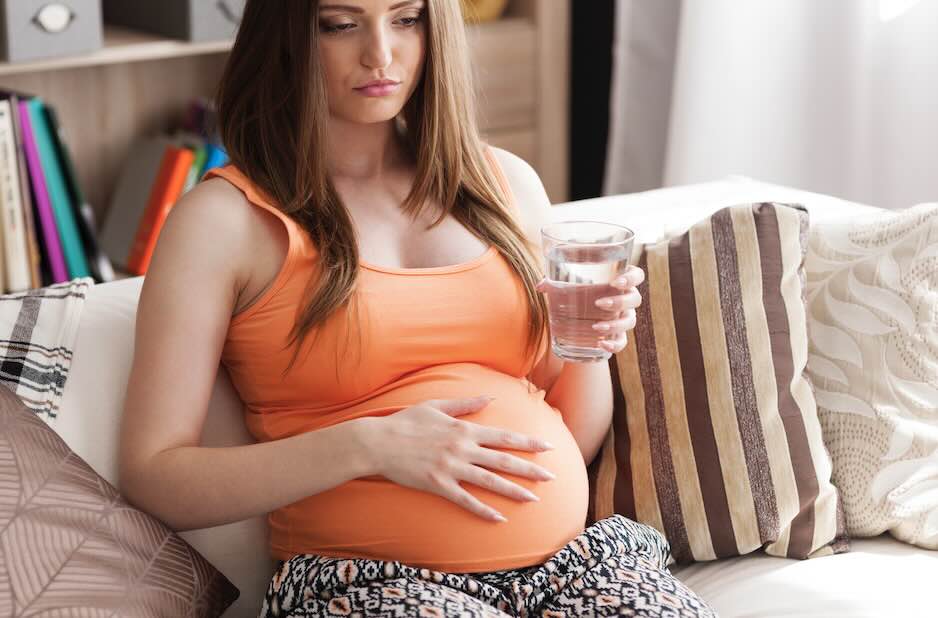 Jeune femme enceinte avec des nausées