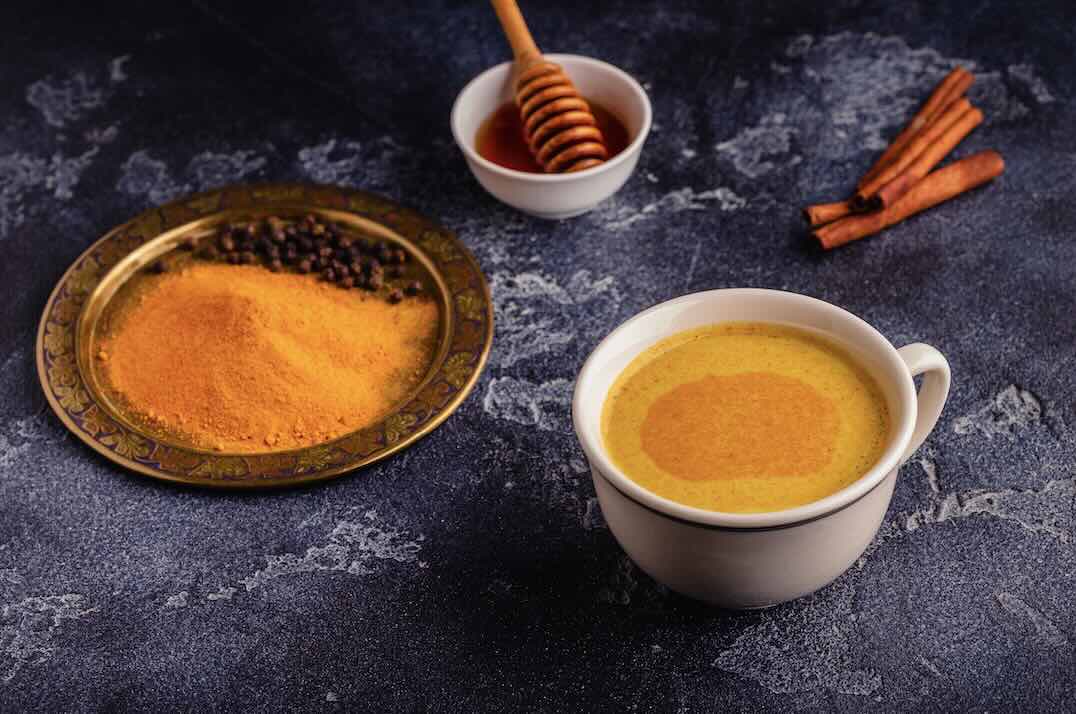 Café au curcuma, miel et cannelle