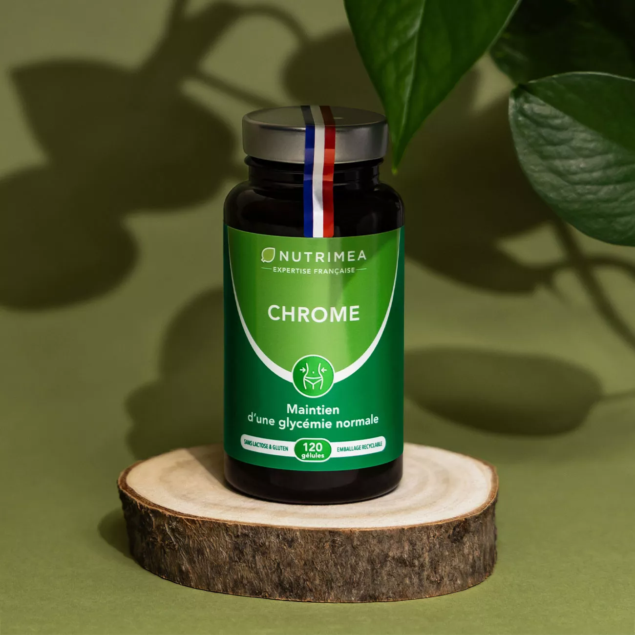 Photo du complément alimentaire Chrome de Nutrimea, photographié sur un morceau de tronc en bois